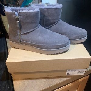 Ugg short classic boots with zipper, gray, size 8